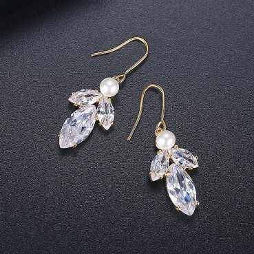 Light leaf winter sweet Korean copper inlaid zircon earrings, personalized fashion pearl female earrings factory