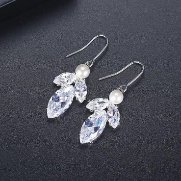 Light leaf winter sweet Korean copper inlaid zircon earrings, personalized fashion pearl female earrings factory