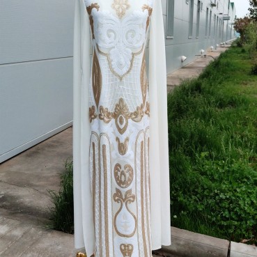 White long-sleeved golden positioning embroidery middle east dress robe abaya