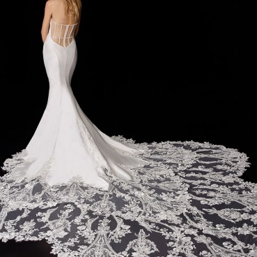 The super glamorous Hollywood tail wedding dress, the exquisite combination of satin and lace, is radiant.