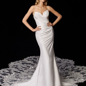 The super glamorous Hollywood tail wedding dress, the exquisite combination of satin and lace, is radiant.