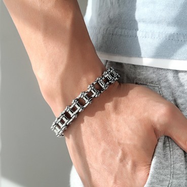 Hot -selling fashion trend hand ornaments European and American men's bike bracelet Personal hip -hop stainless steel locomotive chain jewelry