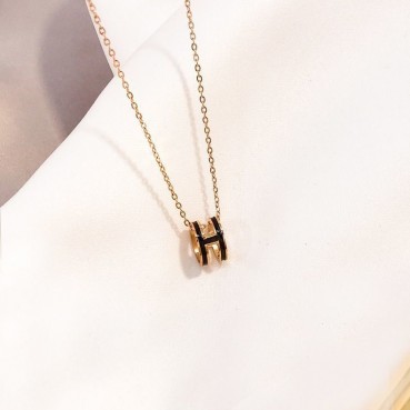 The letter H necklace does not fade, women's summer collarbone chain is versatile, fashionable and high-end, titanium steel does not fade jewelry for women